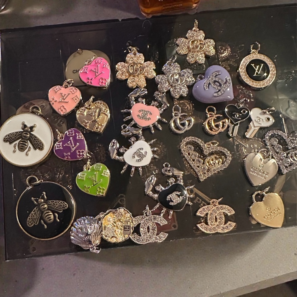 Zipper pull pendants stamped